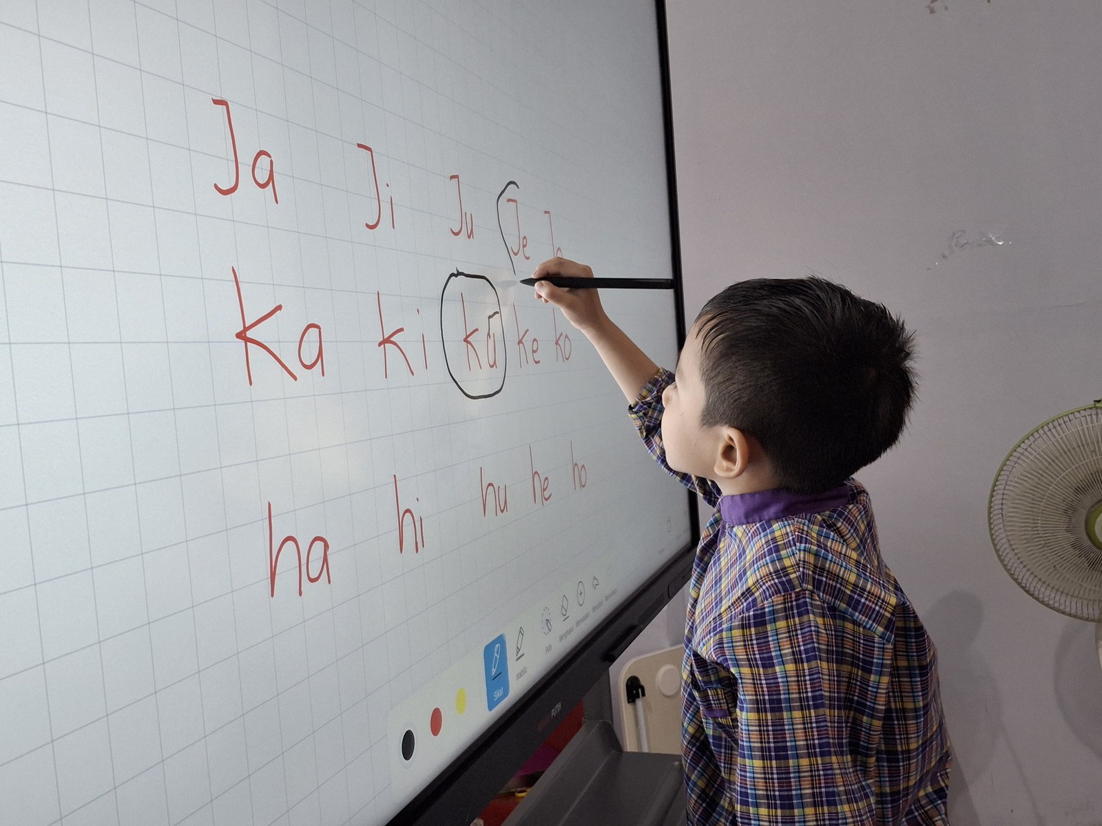 Pembelajaran Interaktif Smart Board Santri Cilik (TK)